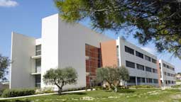 vue de profil du bâtiment du Centre de Recherche en Cancérologie de Montpellier